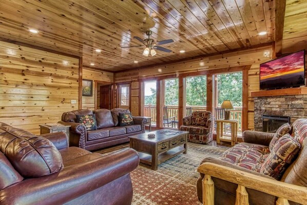 Smart TV, fireplace - A Splash of Heaven | May Specials! Location! (Pigeon Forge)