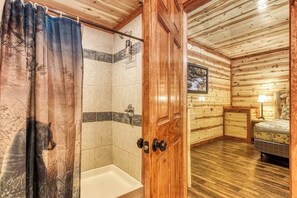 シャワー、ヘアドライヤー、シャンプー