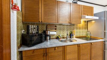 Frigorífico, microondas, horno y placa de cocina