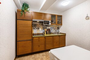 Fridge, microwave, oven, stovetop - Apartment 'Haus Am Markt 3' with Private Terrace and Wi-Fi (Schöningen)