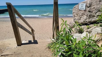 Beach nearby, sun-loungers, beach towels