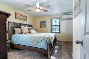 3 bedrooms, iron/ironing board, travel cot, free WiFi - Family friendly Farmhouse just minutes from the beach, golf course, and casino! (New Buffalo)