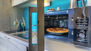 Une cuisine moderne équipée d’un four encastré, d’un four à micro-ondes et d’un évier.