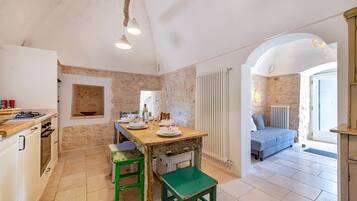 KylskÄp, mikrovÄgsugn, ugn och spishÀll