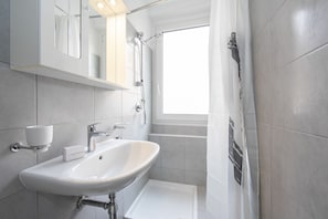 Shower, hair dryer, towels - Casa Glicine, Lugano, Switzerland (Lugano)