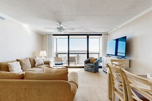 TV, lettore DVD, tavolo da ping pong