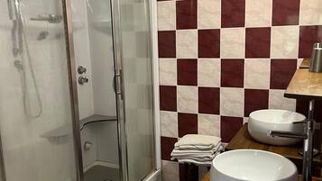 Ensemble douche/baignoire, sĂšche-cheveux, serviettes fournies, savon