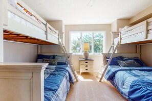 3 habitaciones, escritorio, tabla de planchar con plancha y internet 