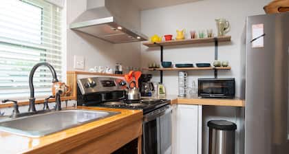 Private cottage close to downtown Birmingham