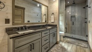 Combined shower/tub, hair dryer, towels