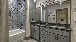 Combined shower/tub, hair dryer, towels