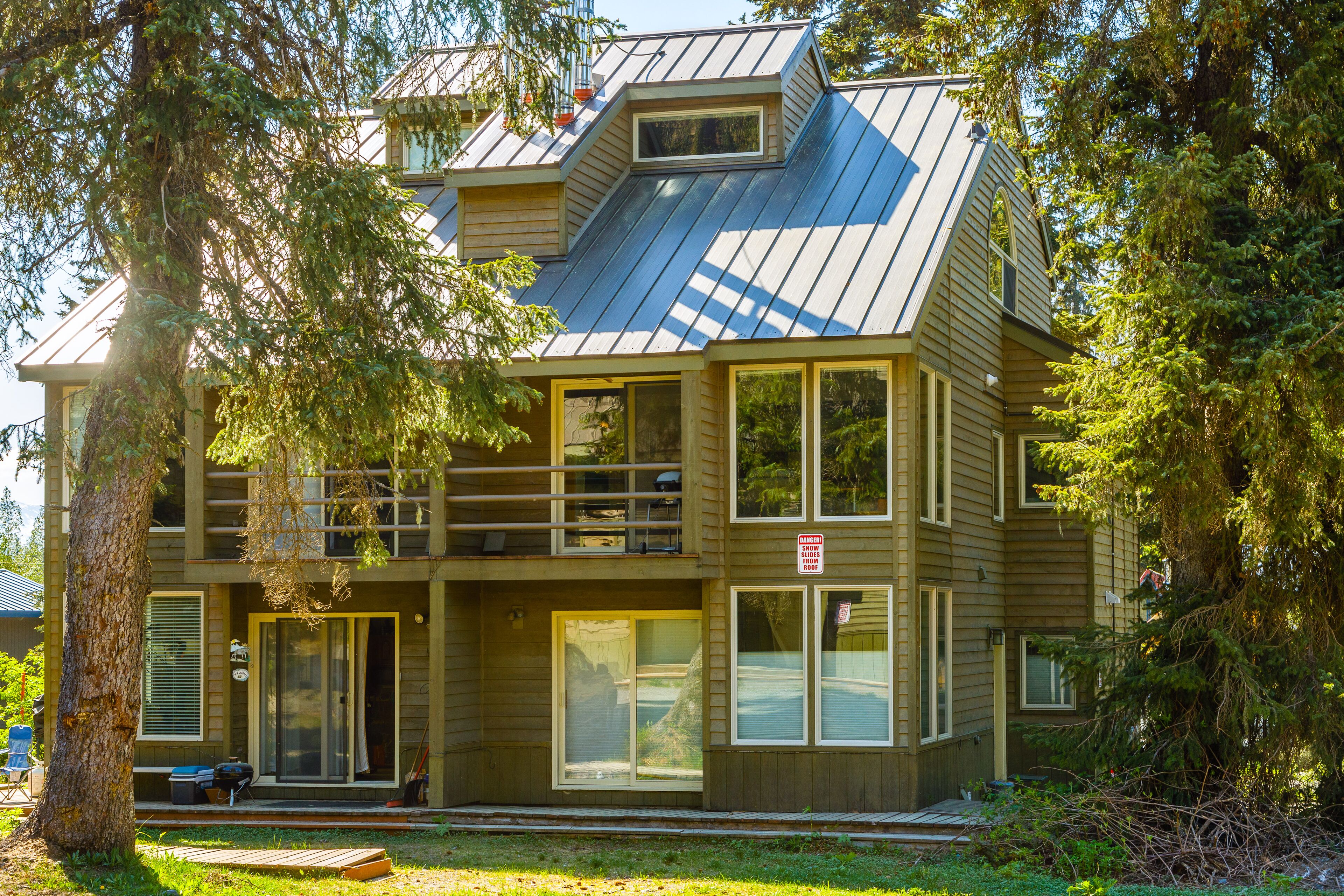 Wonderfully located ski-in/out condo with wood fireplace, loft, mountain views