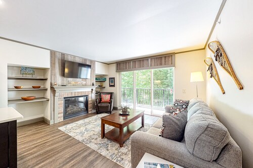 Comfortable ski-in/out condo with pool, balcony, high-speed WiFi & hiking nearby