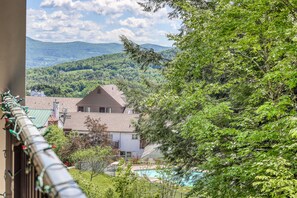 Property grounds - Comfortable ski-in/out condo with pool, balcony, high-speed WiFi & hiking nearby (Warren)