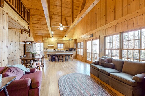 Gorgeous Lake Burton retreat with private deck, fireplace & W/D - dogs welcome