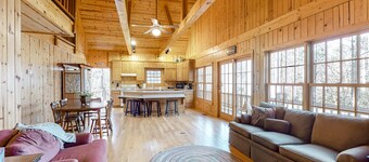 Gorgeous Lake Burton retreat with private deck, fireplace & W/D - dogs welcome
