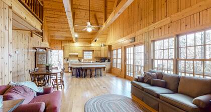 Gorgeous Lake Burton retreat with private deck, fireplace & W/D - dogs welcome