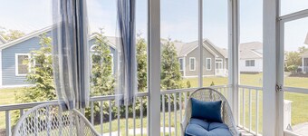 Bayside Resort home close to the beach with shared pools & hot tub - dogs OK