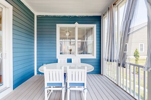 Outdoor dining - Bayside Resort home close to the beach with shared pools & hot tub - dogs OK (Selbyville)