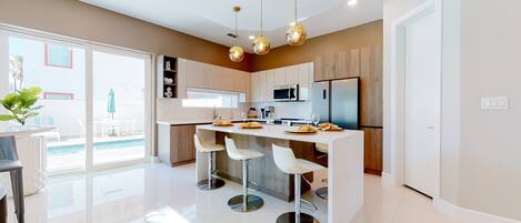 Kühlschrank, Mikrowelle, Ofen, Herdplatte