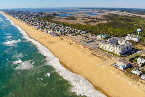 Brand-new condo steps from beach with balcony, WiFi, pool & gym