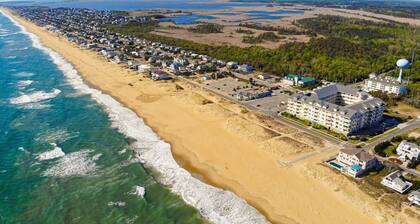 Brand-new condo steps from beach with balcony, WiFi, pool & gym