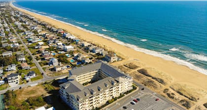 Brand-new condo steps from beach with balcony, WiFi, pool & gym