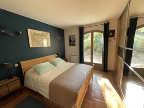 4 slaapkamers, een bureau, een strijkplank/strijkijzer, gratis wifi