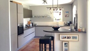 Kaffetrakter/tekoker, kjøleskap, mikrobølgeovn og ovn