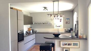 Een koelkast, een microgolfoven, een oven, een kookplaat