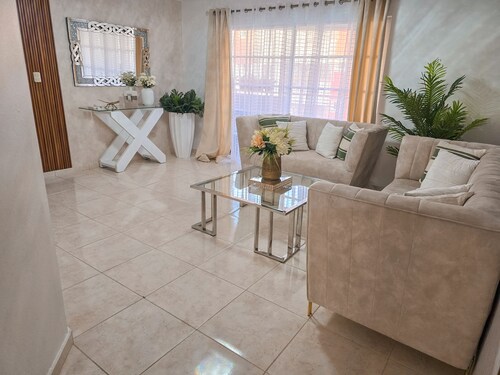 GREAT LOCATION 3 BED, 2 BAD, 5 MIN WALK TO PALMARES MALL