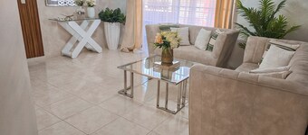 GREAT LOCATION 3 BED, 2 BAD, 5 MIN WALK TO PALMARES MALL