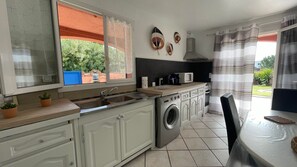 Jääkaappi, mikroaaltouuni, uuni, liesi