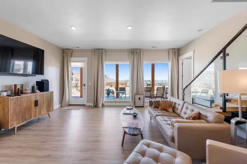 Lake Powell Sunrise Villa by Antelope Canyon - Firepit, Stargazing & Scenic View