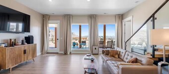 Lake Powell Sunrise Villa by Antelope Canyon - Firepit, Stargazing & Scenic View