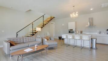 TV connectée, cheminée, livres