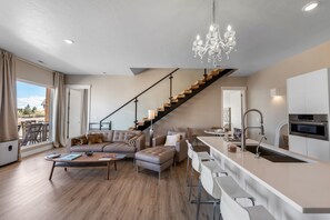 TV connectée, cheminée, livres