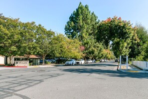 المنطقة المحيطة بالمنشأة