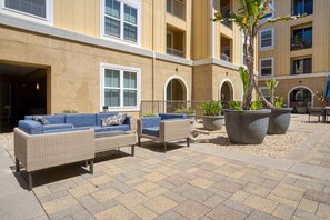 Terrace/patio - Serene San Bruno 1BR w/ Pool, Gym & W/D, near highways, by Blueground (North Bay)