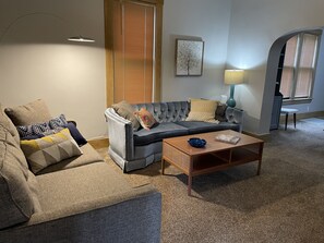 Smart-tv, dvd-spelare och böcker