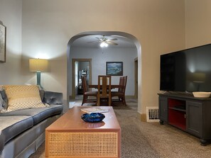 Smart-tv, dvd-spelare och böcker