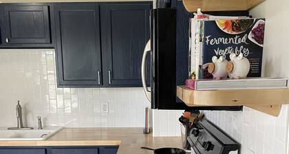 Great Location! Cheerful 3+ bedroom close to the zoo and downtown!