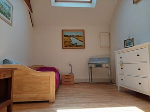 3 habitaciones, tabla de planchar con plancha y cuna de viaje 