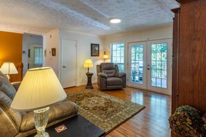 TV, video games, books, computer monitors - Longer Stays Welcome at Reduced Rates at Historic Gail's Gallery | Metro Atlanta |Six Flags (Austell)