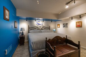 3 bedrooms, desk, free WiFi, bed sheets - Longer Stays Welcome at Reduced Rates at Historic Gail's Gallery | Metro Atlanta |Six Flags (Austell)