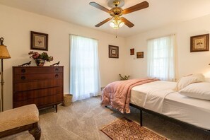 3 bedrooms, desk, iron/ironing board, free WiFi