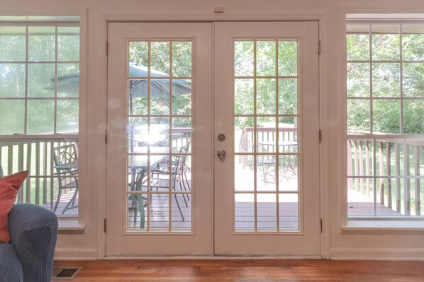 Interior - Longer Stays Welcome at Reduced Rates at Historic Gail's Gallery | Metro Atlanta |Six Flags (Austell)