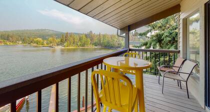Lakefront condo with balcony, stunning views, fast WiFi & W/D