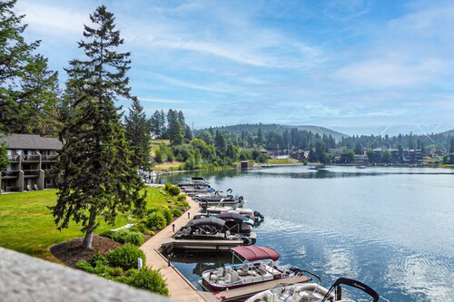 Lakefront condo with balcony, stunning views, fast WiFi & W/D