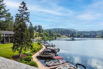 Lakefront condo with balcony, stunning views, fast WiFi & W/D